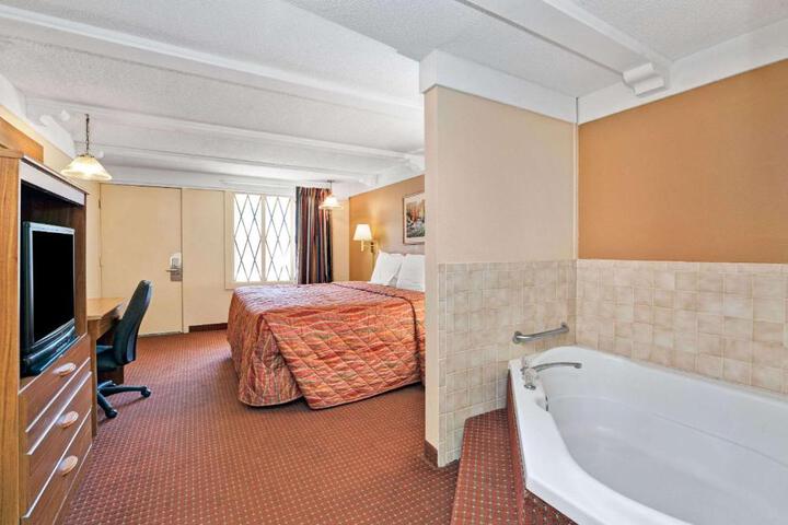 1 King Bed | (4 of 7)