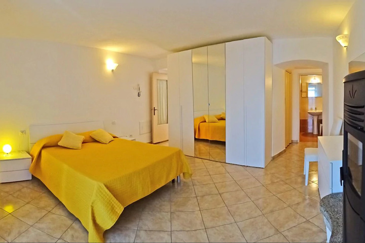 Room 4 of 8
