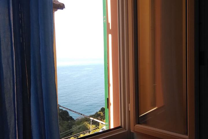 Room 4 of 33