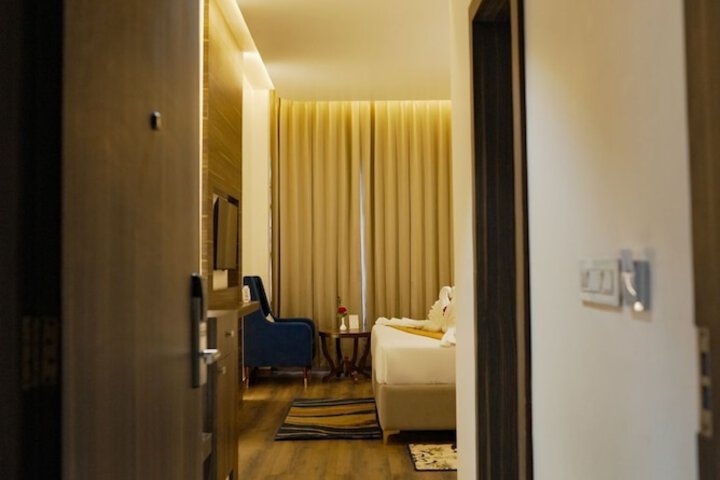 Room 5 of 8