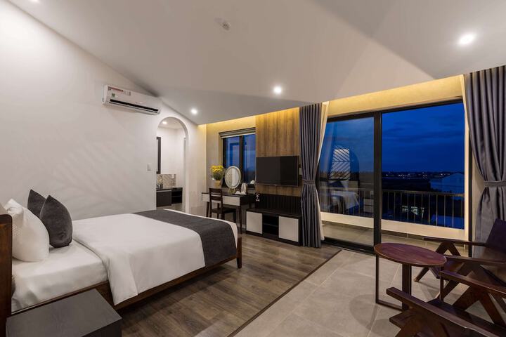 Room 12 of 108