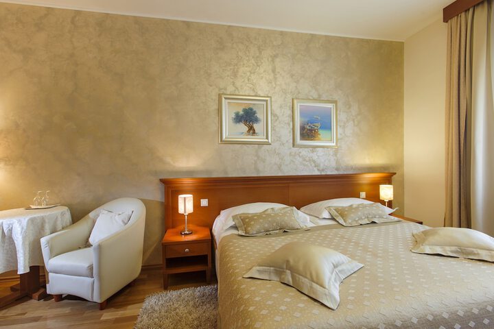 Room 16 of 76
