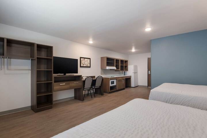 1 Queen Bed (2 of 18)