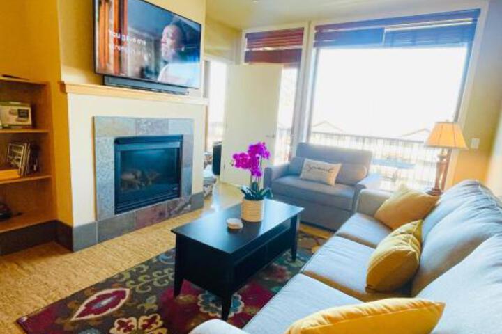 Luxury Lake View Condo Heated Pool Hot Tub and BBQ in Chelan, WA