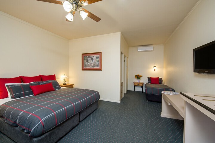 Room 6 of 73