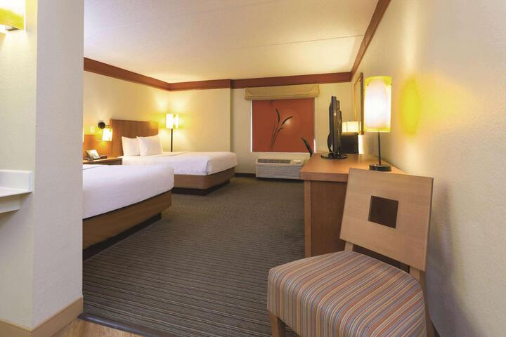 1 King Bed Deluxe Room (13 of 16)
