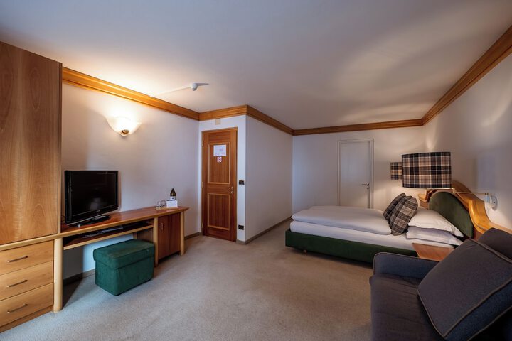 Room 15 of 145