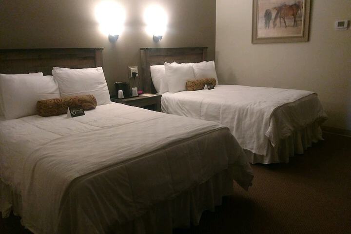 Basic 2 Double Beds (2 of 5)