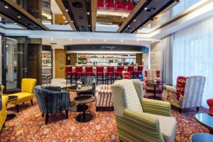 Lounge 40 of 67