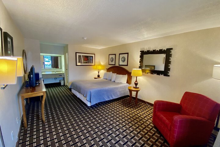 1 King Bed (2 of 13)