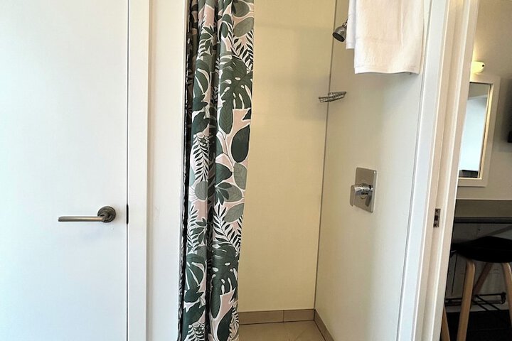 Room 6 of 17