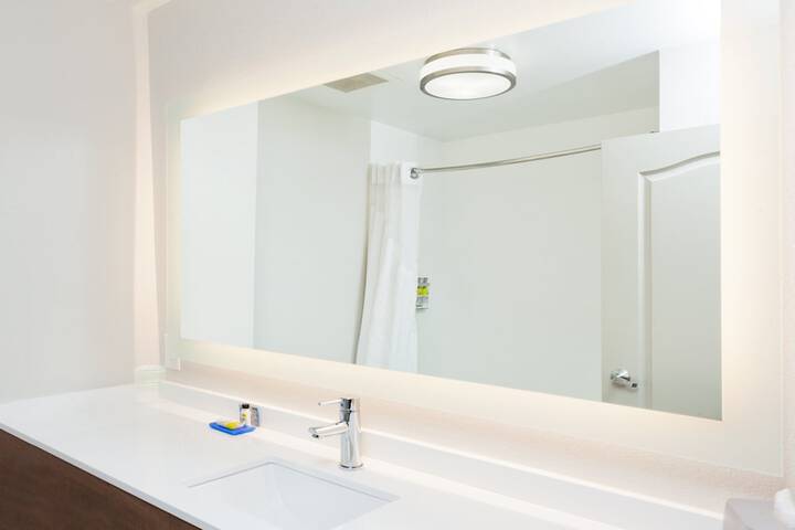 2 Queen Communications Accessible Tub (11 of 15)