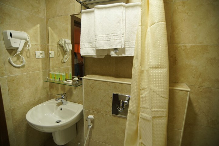 Room 16 of 37