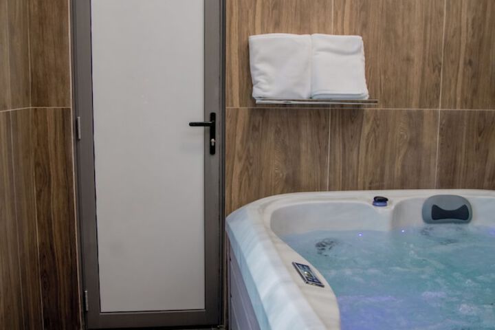 Hot Tub 98 of 131