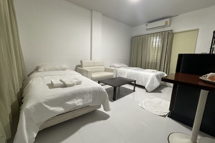 Room 6 of 13