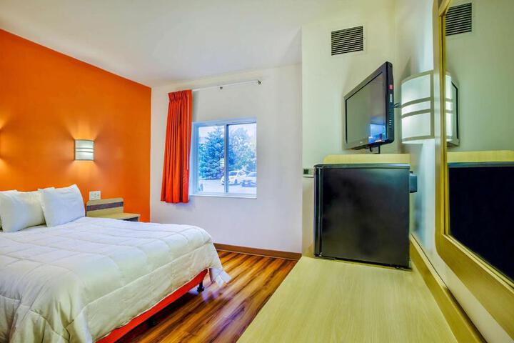 1 Queen Bed (2 of 10)