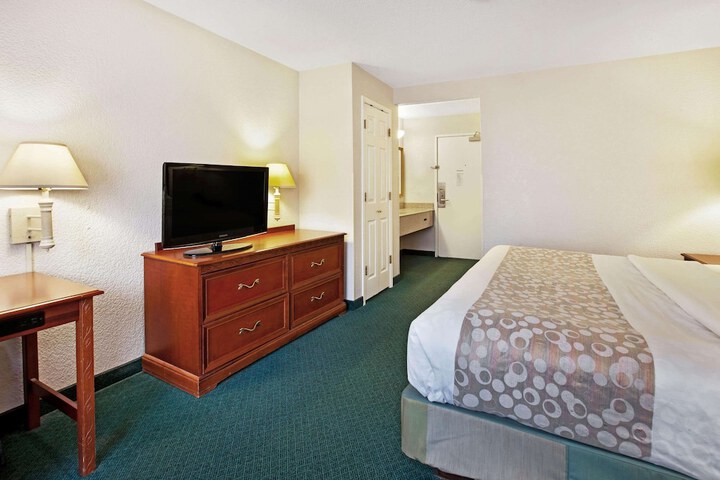 1 King Bed (12 of 16)