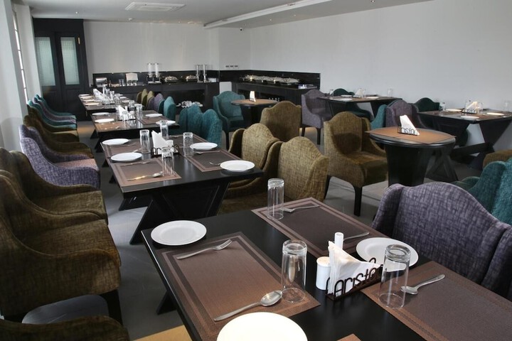 Dining 38 of 43