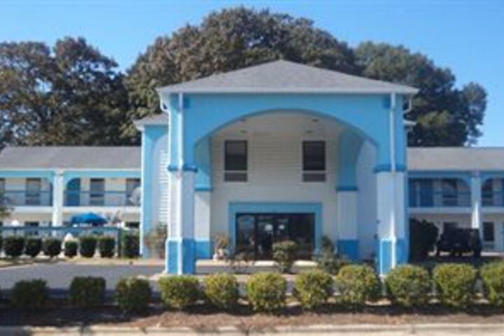 Exterior of AmeriVu Inn and Suites Siler City