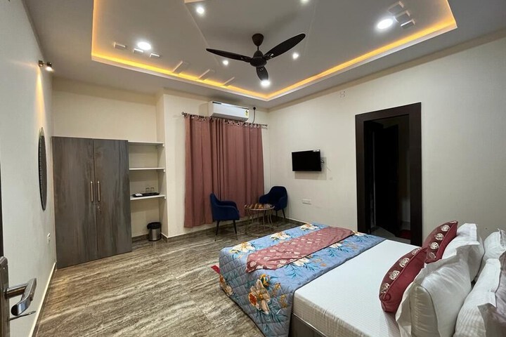 Room 11 of 29