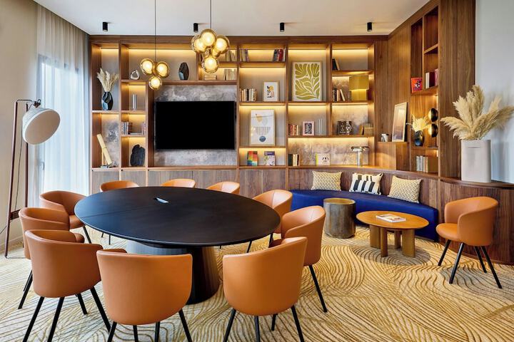 Lounge 33 of 45