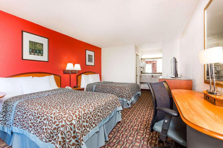 2 Double Beds (7 of 9)