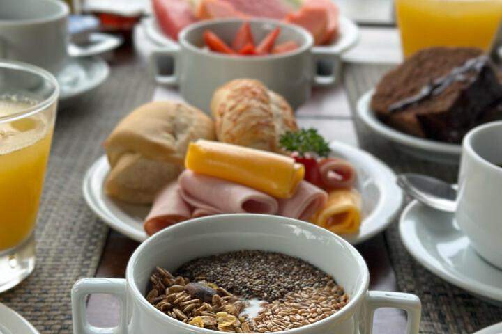 Breakfast/Coffee Service 108 of 221