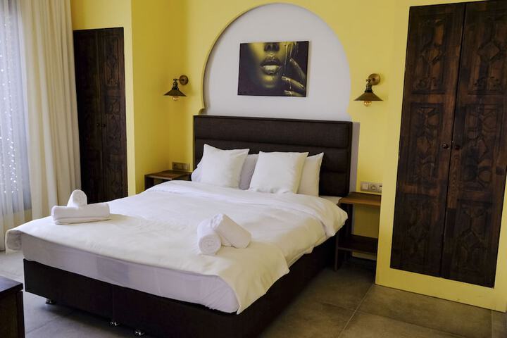 Room 7 of 28