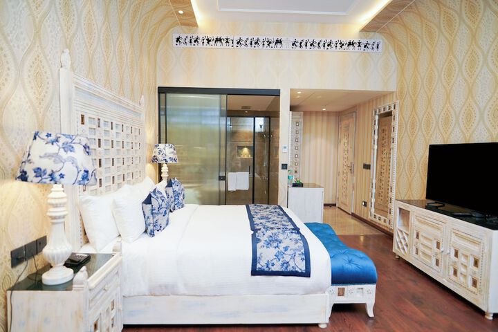 Room 4 of 12