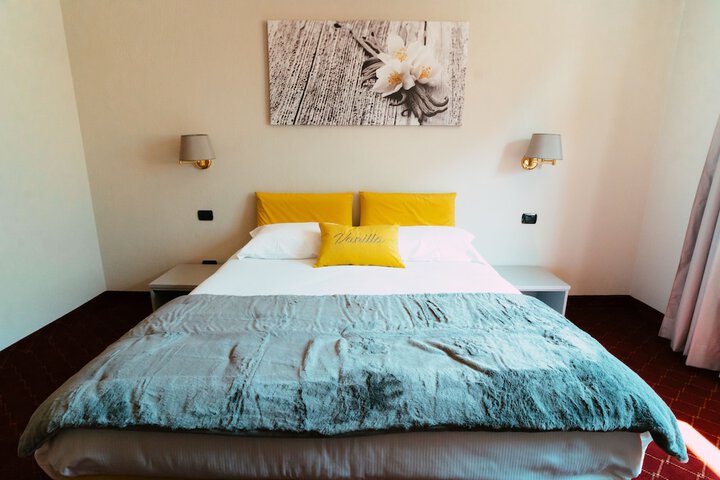 Room 5 of 9