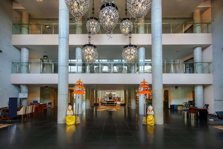 Entrance & Lobby