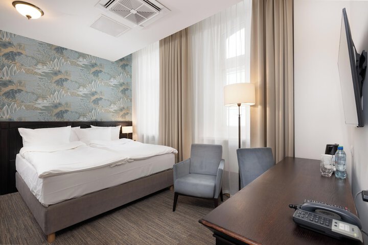 Room 15 of 48