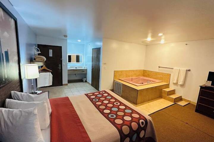 1 Queen Bed Accessible Room (3 of 13)