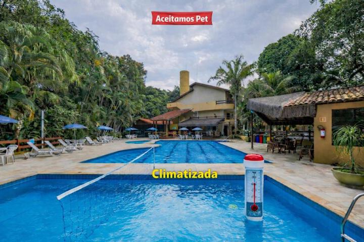 Flat estudio 110 Amarilis Riviera de São Lourenço 03 piscina climatizada, serviço de hotelaria, limpesa e troca de toalhas diária, carregador veiculo elétrico e servico de praia finais de semana WiFi 500