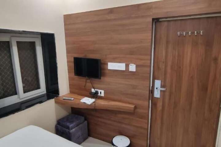 Room 4 of 37
