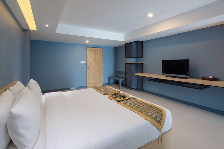 Room 8 of 28
