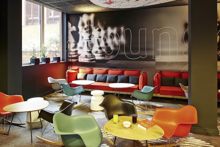 Lounge 37 of 49