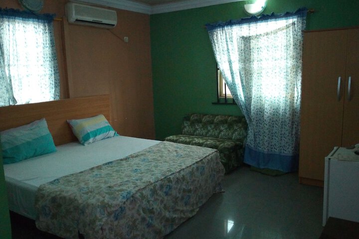 Room 4 of 10