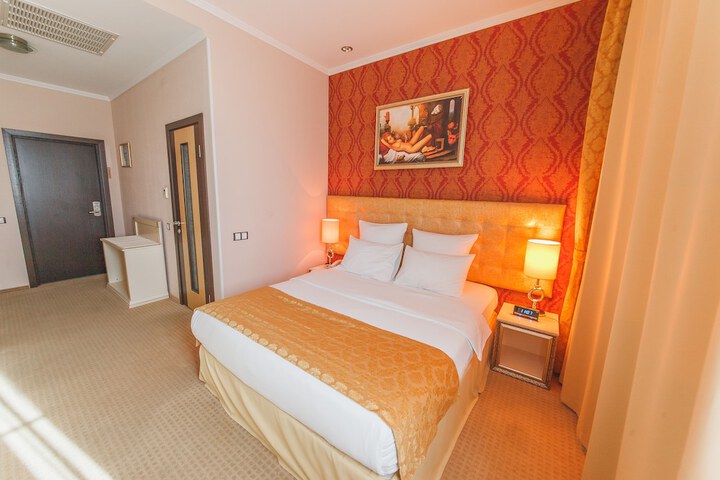 Room 9 of 48
