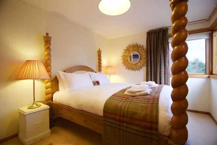 Room 4 of 18