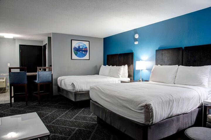 2 Queen Beds Executive Room Living Room Wet Bar Microwave and Refrigerator Bath and Shower Full Breakfast (20 of 34)