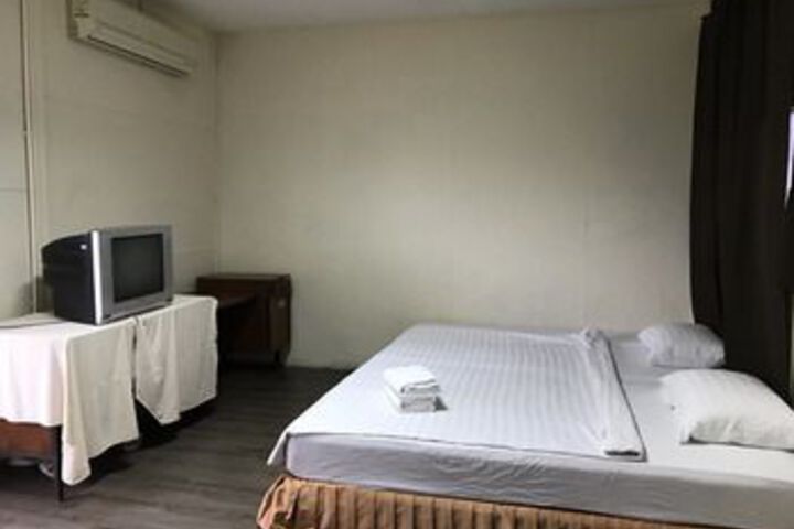 Room 6 of 12