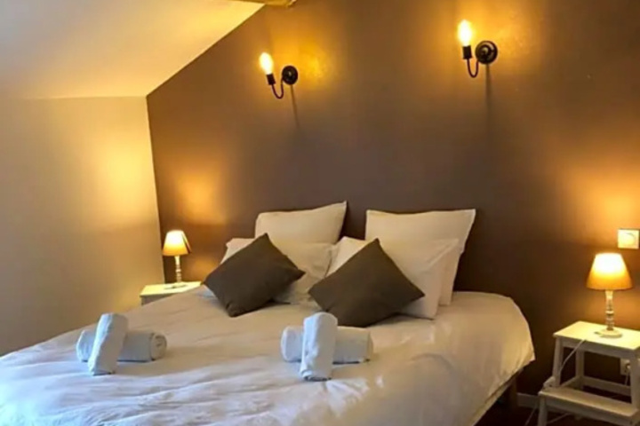 Room 5 of 12