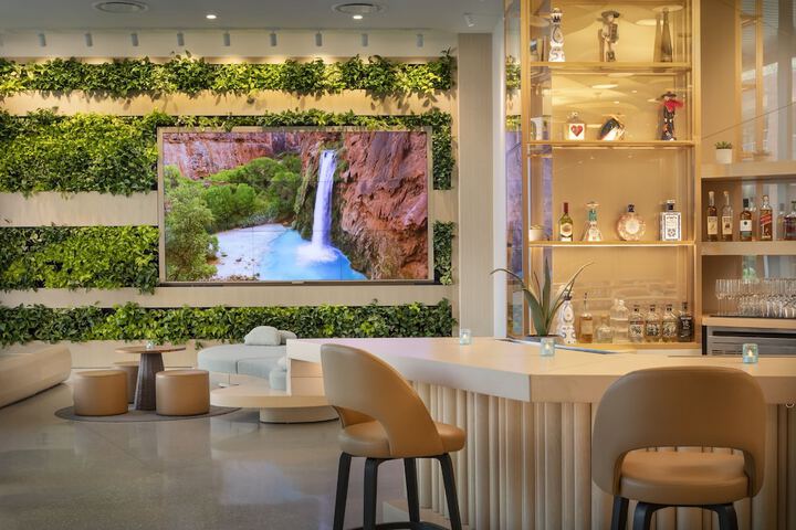 Lobby lounge