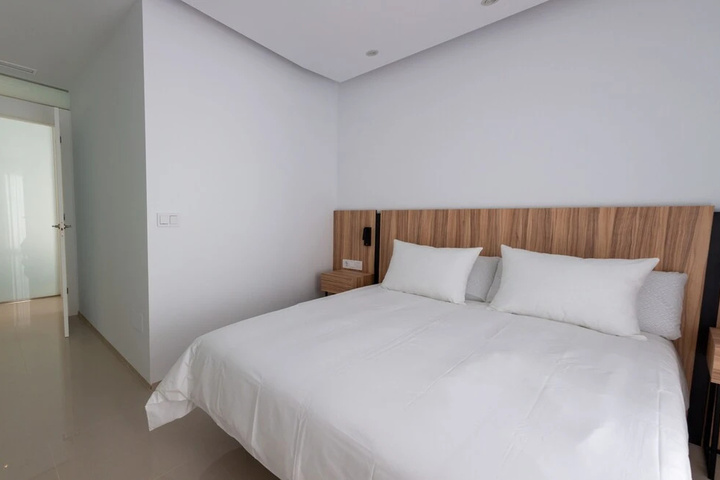 Room 4 of 16