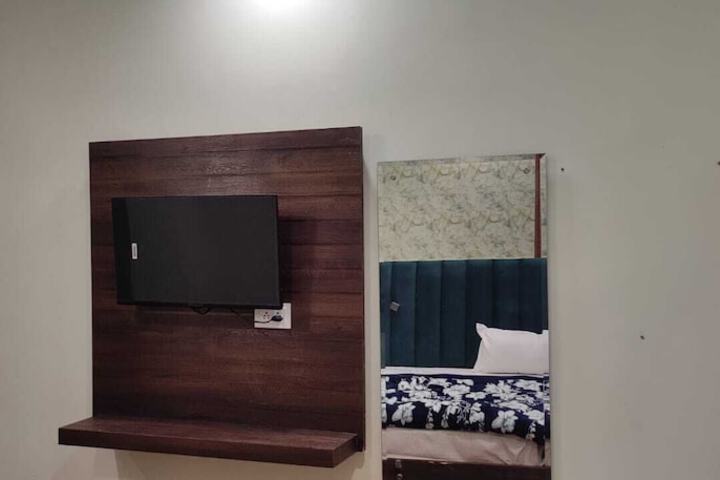 Room 4 of 14