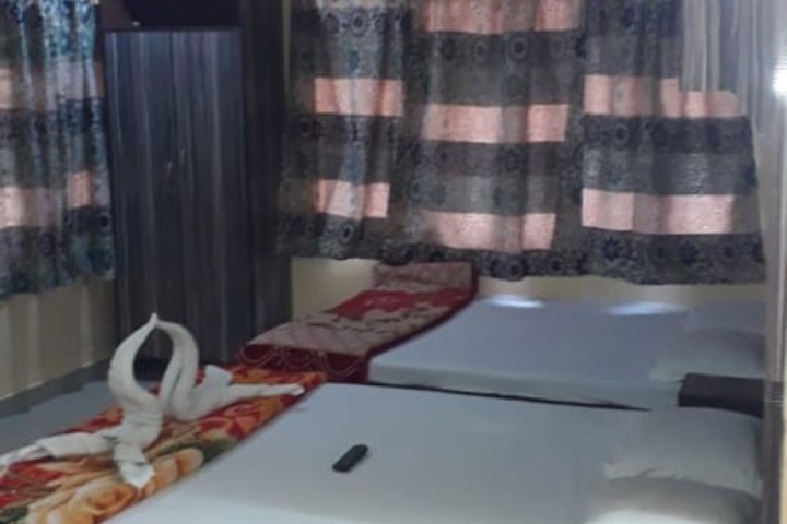 Room 4 of 9