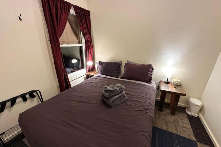 Basic Double Room 1 Queen Bed Shared Bathroom (6 of 14)