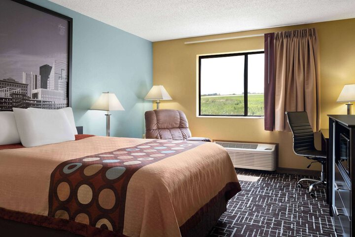 1 Queen Bed (2 of 19)