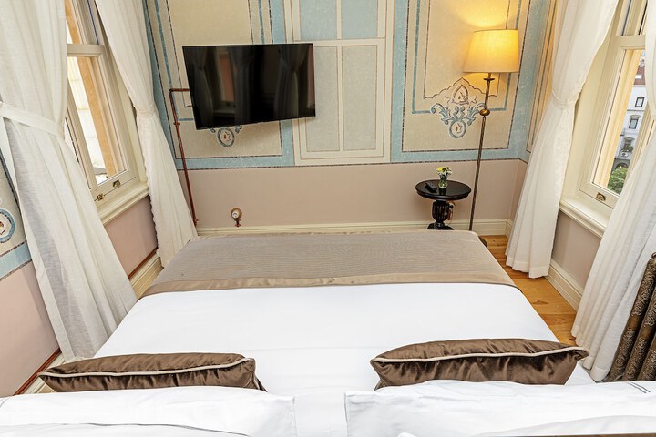 Room 42 of 83